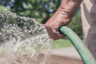 garten gießen wasserzisterne ökologisch bewässern