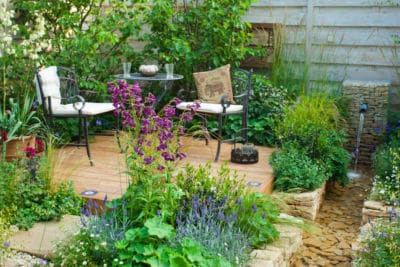 kleiner garten planen sitzplatz wasserspiel